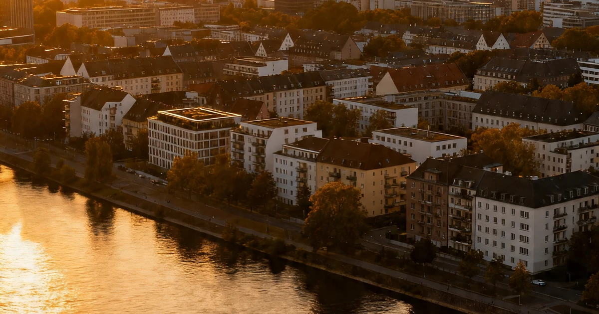 Frankfurt Skyline mit Wohngebaeuden bei goldenem Abendlicht &ndash; Sachwertverfahren Immobilien
